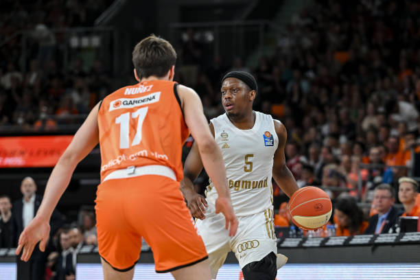 篮凭借刘铮 篮凭借刘铮