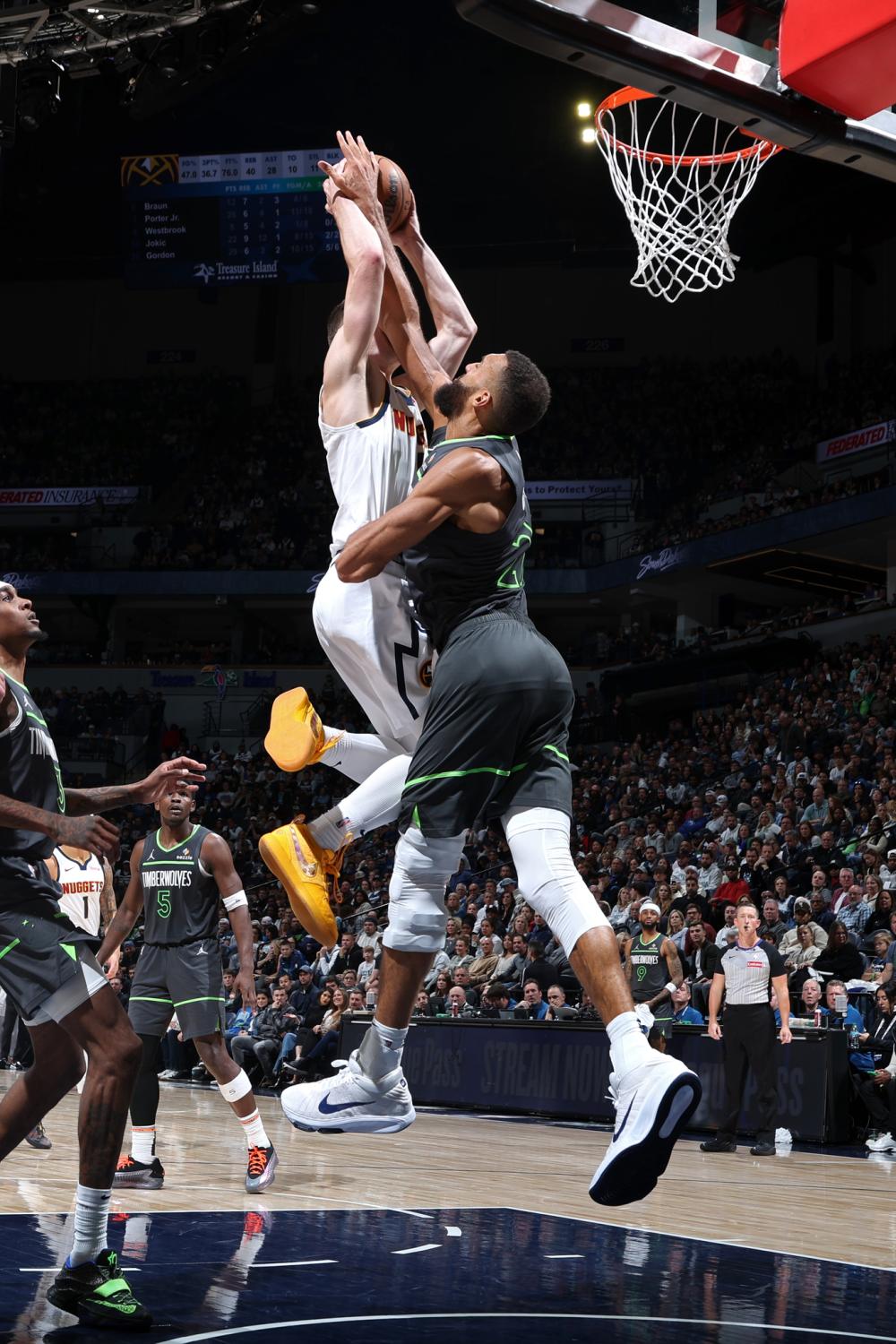 队员们将接 队员们将接