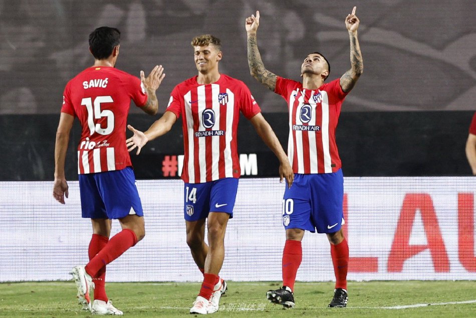 巨大贡献的 巨大贡献的